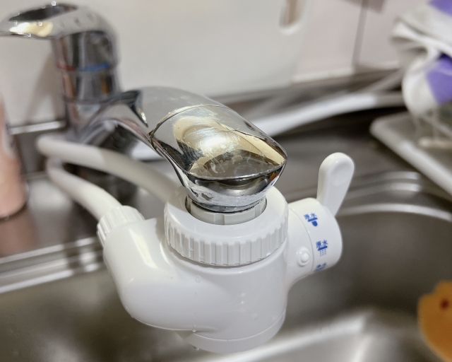 蛇口に取り付けられた浄水器のフィルター部分